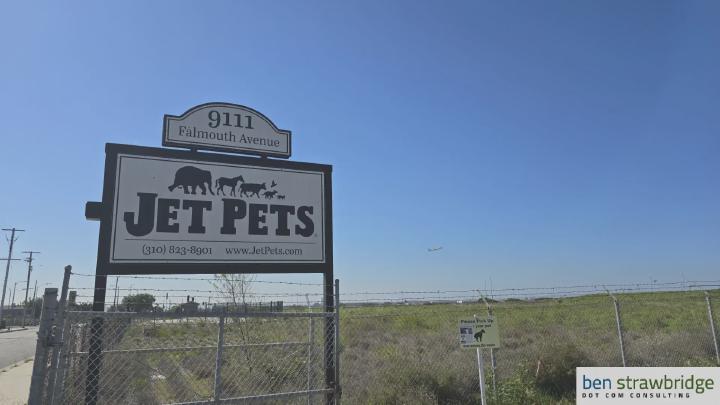 The Jet Pets sign by the entrance The Jet Pets sign by the entrance